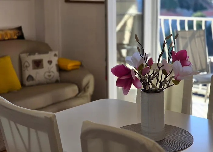 Indy\'S Sunny Apartment